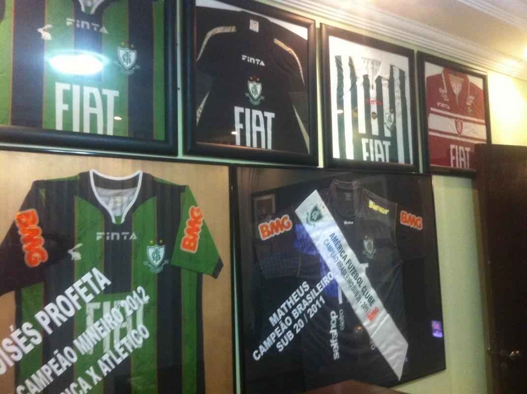 Famlia de boleiros: casa dos irmos Moiss e Matheus  repleta de camisas, quadros e recortes de jornais