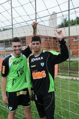 Moisés, de 26 anos, e Matheus, de 22, foram revelados nas divisões de base do Coelho