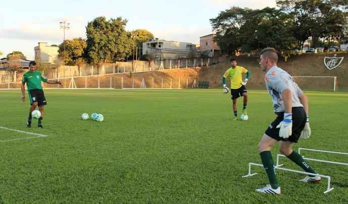 Elenco do Amrica se reapresentou na tarde desta segunda-feira, no CT Lanna Drumond; jogadores fizeram testes fsicos e conversaram com tcnico Moacir Jnior