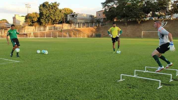 Elenco do América se reapresentou na tarde desta segunda-feira, no CT Lanna Drumond; jogadores fizeram testes físicos e conversaram com técnico Moacir Júnior