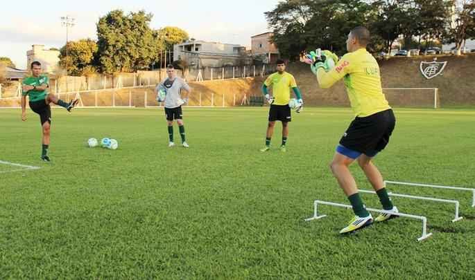 Elenco do América se reapresentou na tarde desta segunda-feira, no CT Lanna Drumond; jogadores fizeram testes físicos e conversaram com técnico Moacir Júnior