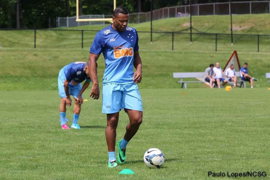 Uniforme de treino foi lanado em abril, junto com a camisa com o patch do Brasileiro, mas s comeou a ser utilizado nos Estados Unidos