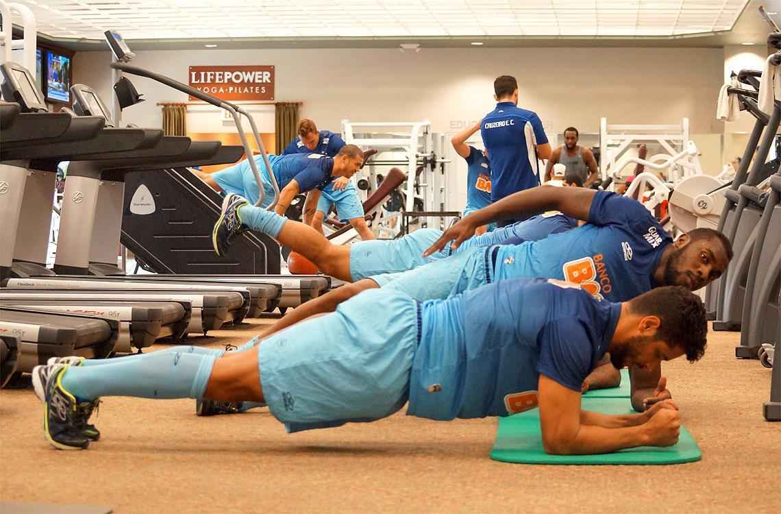 Nesta segunda-feira pela manh, o elenco do Cruzeiro realizou um treino fsico na academia do hotel onde o clube est hospedado, em Houston, Estados Unidos. O clube se prepara para o quarto amistoso da intertemporada na Amrica do Norte. A partida ser contra o Tigres, do Mxico, na quinta-feira, s 22h (de Braslia), no BBVA Compass Stadium, em Houston. A equipe encerra a maratona no domingo, contra o Chivas Guadalajara, em El Paso. O retorno ao Brasil est previsto para tera-feira, 8 de julho.