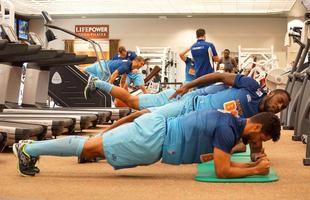 Nesta segunda-feira pela manh, o elenco do Cruzeiro realizou um treino fsico na academia do hotel onde o clube est hospedado, em Houston, Estados Unidos. O clube se prepara para o quarto amistoso da intertemporada na Amrica do Norte. A partida ser contra o Tigres, do Mxico, na quinta-feira, s 22h (de Braslia), no BBVA Compass Stadium, em Houston. A equipe encerra a maratona no domingo, contra o Chivas Guadalajara, em El Paso. O retorno ao Brasil est previsto para tera-feira, 8 de julho.