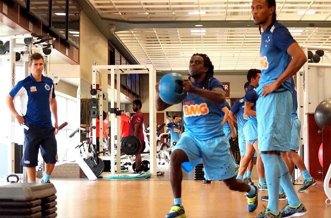 Nesta segunda-feira pela manh, o elenco do Cruzeiro realizou um treino fsico na academia do hotel onde o clube est hospedado, em Houston, Estados Unidos. O clube se prepara para o quarto amistoso da intertemporada na Amrica do Norte. A partida ser contra o Tigres, do Mxico, na quinta-feira, s 22h (de Braslia), no BBVA Compass Stadium, em Houston. A equipe encerra a maratona no domingo, contra o Chivas Guadalajara, em El Paso. O retorno ao Brasil est previsto para tera-feira, 8 de julho.