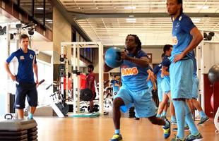 Nesta segunda-feira pela manh, o elenco do Cruzeiro realizou um treino fsico na academia do hotel onde o clube est hospedado, em Houston, Estados Unidos. O clube se prepara para o quarto amistoso da intertemporada na Amrica do Norte. A partida ser contra o Tigres, do Mxico, na quinta-feira, s 22h (de Braslia), no BBVA Compass Stadium, em Houston. A equipe encerra a maratona no domingo, contra o Chivas Guadalajara, em El Paso. O retorno ao Brasil est previsto para tera-feira, 8 de julho.