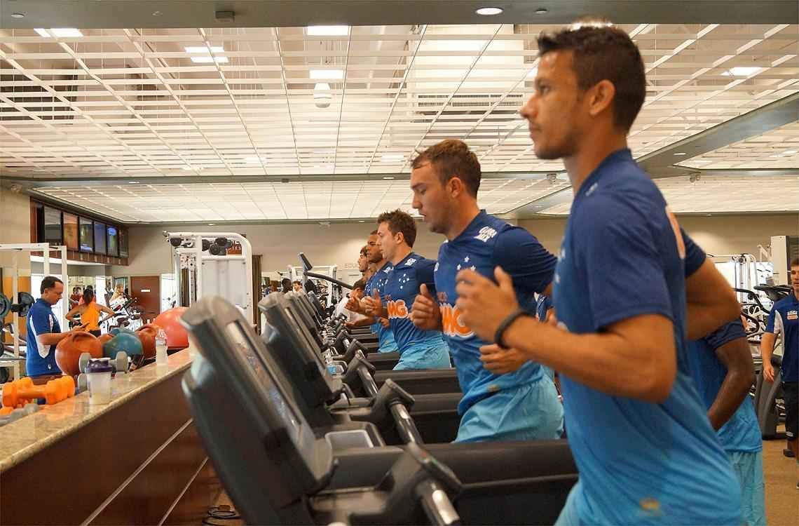 Nesta segunda-feira pela manh, o elenco do Cruzeiro realizou um treino fsico na academia do hotel onde o clube est hospedado, em Houston, Estados Unidos. O clube se prepara para o quarto amistoso da intertemporada na Amrica do Norte. A partida ser contra o Tigres, do Mxico, na quinta-feira, s 22h (de Braslia), no BBVA Compass Stadium, em Houston. A equipe encerra a maratona no domingo, contra o Chivas Guadalajara, em El Paso. O retorno ao Brasil est previsto para tera-feira, 8 de julho.