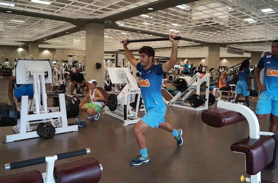 Nesta segunda-feira pela manh, o elenco do Cruzeiro realizou um treino fsico na academia do hotel onde o clube est hospedado, em Houston, Estados Unidos. O clube se prepara para o quarto amistoso da intertemporada na Amrica do Norte. A partida ser contra o Tigres, do Mxico, na quinta-feira, s 22h (de Braslia), no BBVA Compass Stadium, em Houston. A equipe encerra a maratona no domingo, contra o Chivas Guadalajara, em El Paso. O retorno ao Brasil est previsto para tera-feira, 8 de julho.