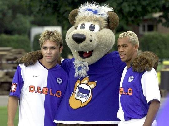 Alex Alves 'capoeira' foi vendido ao Herta Berlim em 1999, por US$ 9 milhões. No clube alemão, ele fez parceria com Marcelinho (foto).