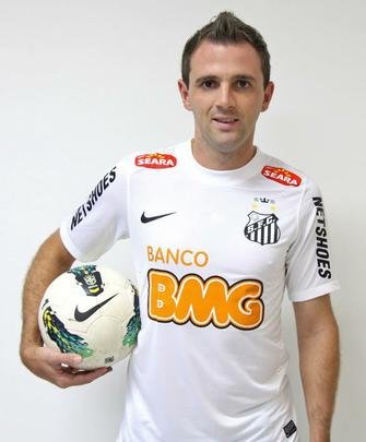 Em 2013, o Cruzeiro vendeu Montillo ao Santos por 10 milhões de euros e ficou com 6 milhões, referentes aos 60% aos quais tinha direito.