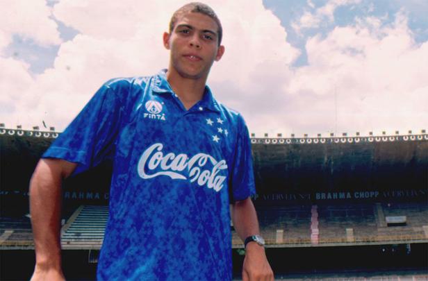 Em 1994, Ronaldo foi vendido aos 17 anos ao PSV da Holanda, por US$ 6 milhões. Na época, foi o maior valor pago a um jogador brasileiro negociado para o exterior. Dois anos depois, o Fenômeno foi vendido ao Barcelona por US$ 20 milhões e ficou no torcedor cruzeirense a sensação de que ele poderia ter rendido mais dinheiro ao Cruzeiro
