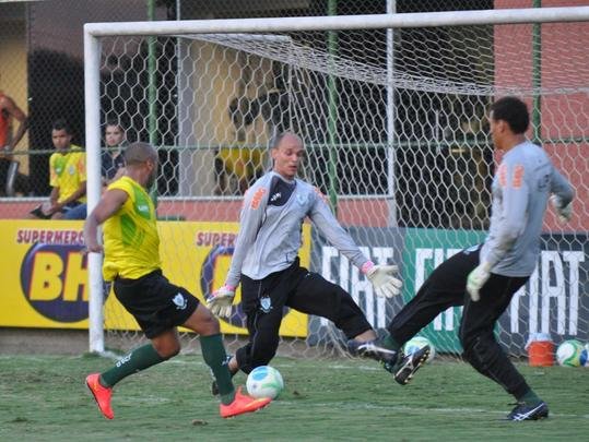 A diretoria do América confirmou a contratação do goleiro Fernando Leal, de 32 anos. Depois de realizar exames médicos, o novo camisa 1 treinou na manhã desta quinta-feira junto aos demais companheiros, no CT Lanna Drumond