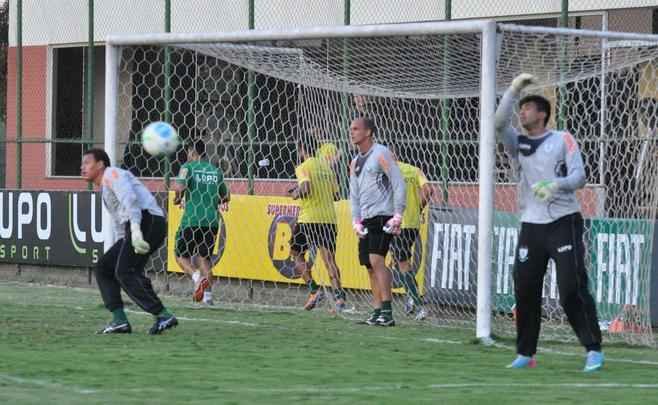 A diretoria do América confirmou a contratação do goleiro Fernando Leal, de 32 anos. Depois de realizar exames médicos, o novo camisa 1 treinou na manhã desta quinta-feira junto aos demais companheiros, no CT Lanna Drumond