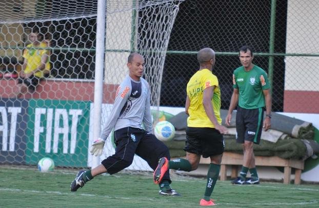 A diretoria do América confirmou a contratação do goleiro Fernando Leal, de 32 anos. Depois de realizar exames médicos, o novo camisa 1 treinou na manhã desta quinta-feira junto aos demais companheiros, no CT Lanna Drumond