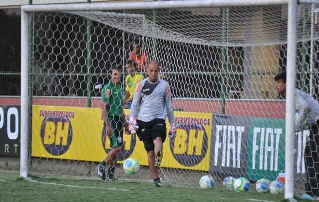 A diretoria do América confirmou a contratação do goleiro Fernando Leal, de 32 anos. Depois de realizar exames médicos, o novo camisa 1 treinou na manhã desta quinta-feira junto aos demais companheiros, no CT Lanna Drumond