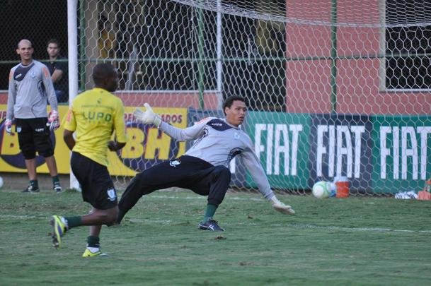 A diretoria do América confirmou a contratação do goleiro Fernando Leal, de 32 anos. Depois de realizar exames médicos, o novo camisa 1 treinou na manhã desta quinta-feira junto aos demais companheiros, no CT Lanna Drumond