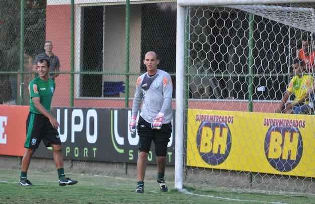A diretoria do América confirmou a contratação do goleiro Fernando Leal, de 32 anos. Depois de realizar exames médicos, o novo camisa 1 treinou na manhã desta quinta-feira junto aos demais companheiros, no CT Lanna Drumond