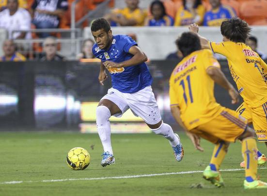 Com dois gols de Ricardo Goulart, Cruzeiro derrotou o Tigres do Mxico, em Houston