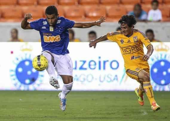 Com dois gols de Ricardo Goulart, Cruzeiro derrotou o Tigres do México, em Houston