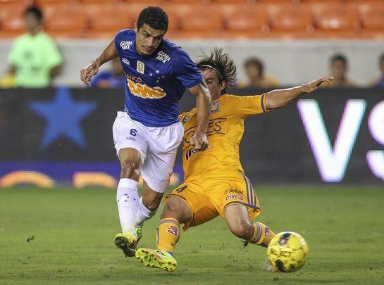Com dois gols de Ricardo Goulart, Cruzeiro derrotou o Tigres do México, em Houston