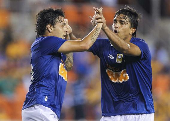 Com dois gols de Ricardo Goulart, Cruzeiro derrotou o Tigres do Mxico, em Houston