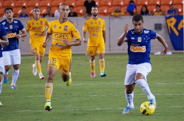 Com dois gols de Ricardo Goulart, Cruzeiro derrotou o Tigres do México, em Houston