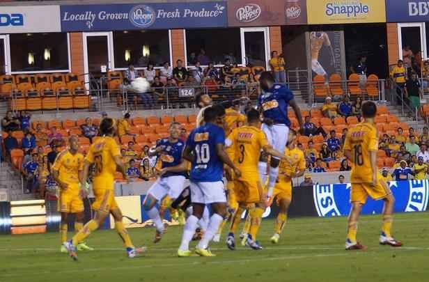 Com dois gols de Ricardo Goulart, Cruzeiro derrotou o Tigres do México, em Houston