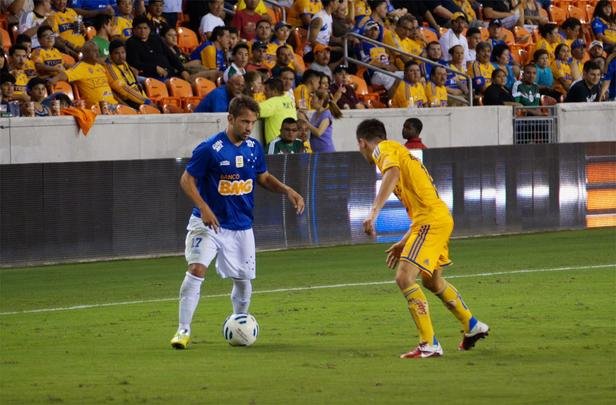 Com dois gols de Ricardo Goulart, Cruzeiro derrotou o Tigres do México, em Houston