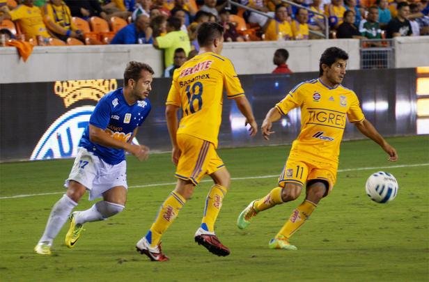 Com dois gols de Ricardo Goulart, Cruzeiro derrotou o Tigres do México, em Houston