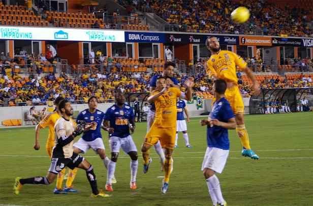 Com dois gols de Ricardo Goulart, Cruzeiro derrotou o Tigres do México, em Houston