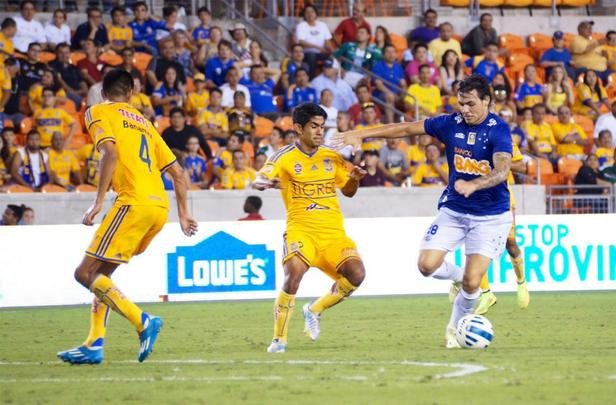 Com dois gols de Ricardo Goulart, Cruzeiro derrotou o Tigres do México, em Houston