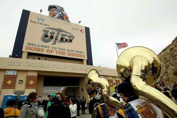 Torcida do UTEP Miners - equipe universitria de futebol americano 'dona' do estdio - chega ao Sun Bowl Stadium