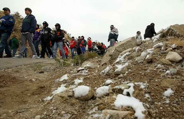 Torcida do UTEP Miners - equipe universitria de futebol americano 'dona' do estdio - chega ao Sun Bowl Stadium
