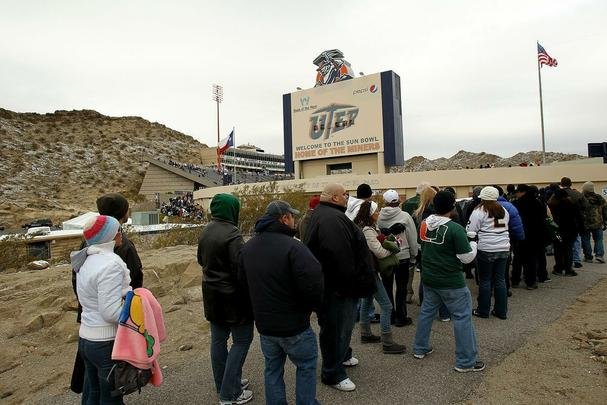 Torcida do UTEP Miners - equipe universitria de futebol americano 'dona' do estdio - chega ao Sun Bowl Stadium