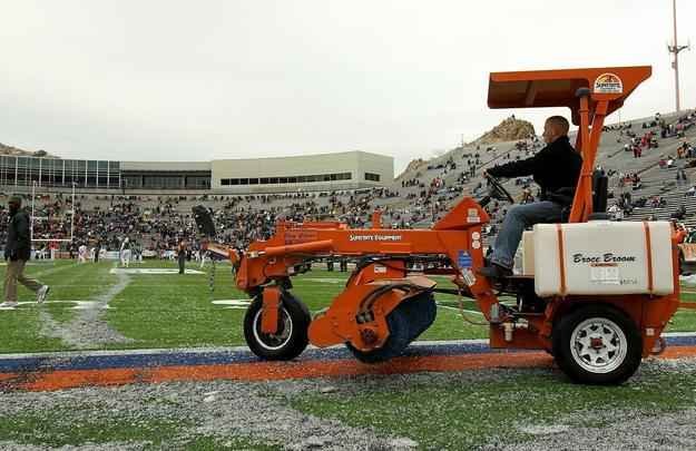 Em dezembro, regio  atingida pela neve, que precisa ser retirada do campo para a realizao dos jogos