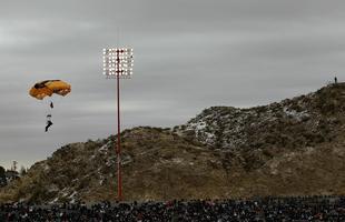 Parapente sobrevoa o estdio Sun Bowl na deciso do campeonato universitrio de futebol americano em 2010