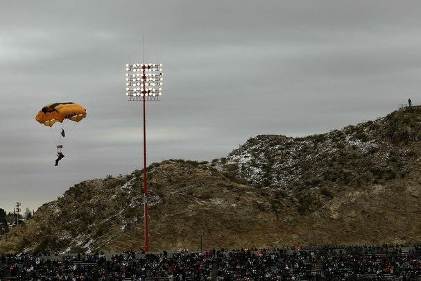 Parapente sobrevoa o estdio Sun Bowl na deciso do campeonato universitrio de futebol americano em 2010