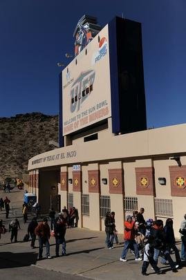 Torcida do UTEP Miners - equipe universitria de futebol americano 'dona' do estdio - chega ao Sun Bowl Stadium