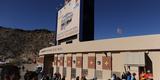 Torcida do UTEP Miners - equipe universitria de futebol americano 'dona' do estdio - chega ao Sun Bowl Stadium