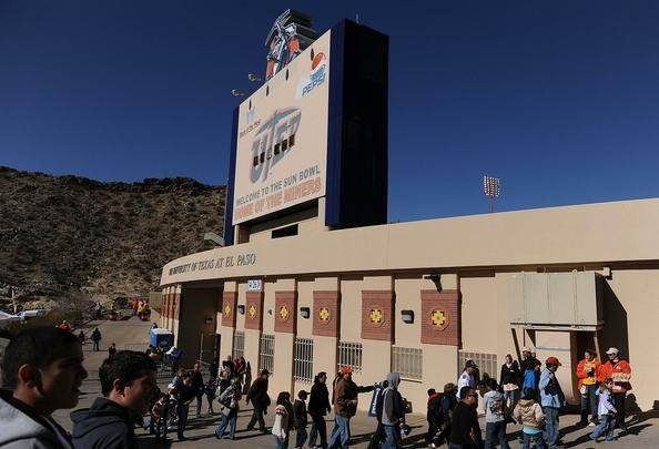 Torcida do UTEP Miners - equipe universitria de futebol americano 'dona' do estdio - chega ao Sun Bowl Stadium