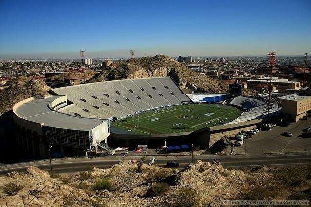Estdio fica em meio a uma paisagem extica, com montanhas tpicas do deserto texano