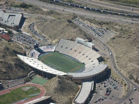 Estdio fica em meio a uma paisagem extica, com montanhas tpicas do deserto texano