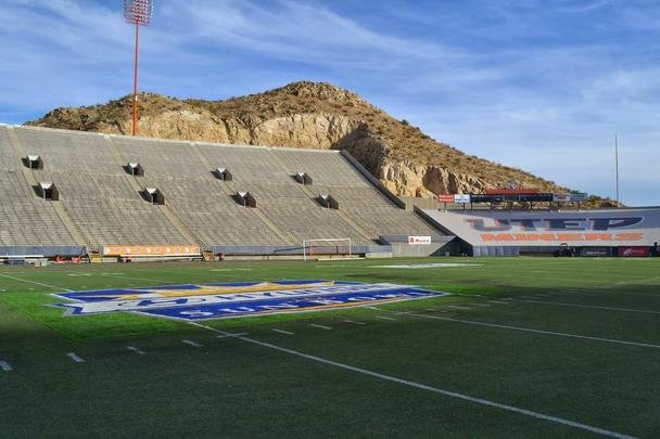 Estdio fica em meio a uma paisagem extica, com montanhas tpicas do deserto texano