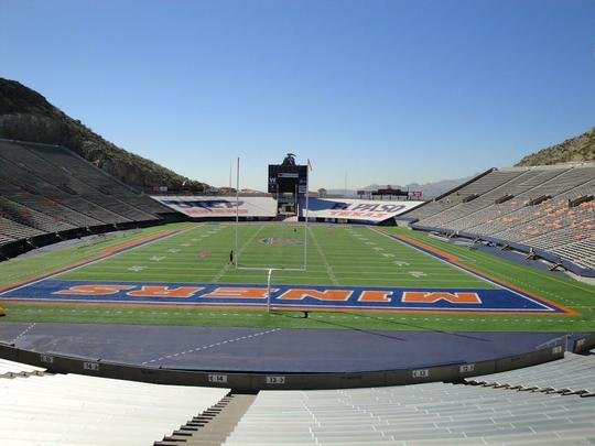 Estdio fica em meio a uma paisagem extica, com montanhas tpicas do deserto texano