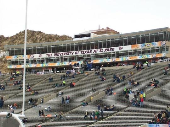 Estdio fica em meio a uma paisagem extica, com montanhas tpicas do deserto texano