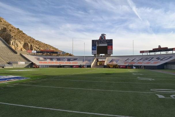 Estdio fica em meio a uma paisagem extica, com montanhas tpicas do deserto texano