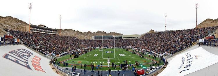 Estdio fica em meio a uma paisagem extica, com montanhas tpicas do deserto texano