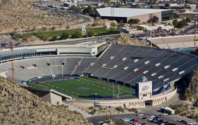 Estdio fica em meio a uma paisagem extica, com montanhas tpicas do deserto texano