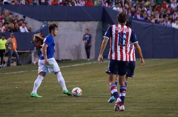 Ricardo Goulart chutou a bola atrás do meio-campo e marcou um gol de placa no Texas