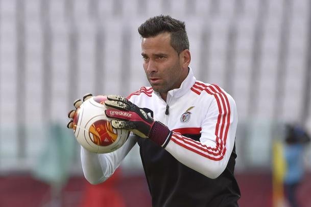 Artur Moraes - fez parte do grupo cruzeirense campeo da Trplice Coroa, em 2003. No ano seguinte, foi titular com a venda de Gomes ao PSV da Holanda, porm no conquistou a confiana do torcedor. Depois disso, Artur rodou por Coritiba, futebol italiano e finalmente Portugal. Primeiro ele passou um ano no Sporting Braga. Desde 2011, o goleiro defende as cores do Benfica, pelo qual j disputou mais de 130 partidas oficiais.